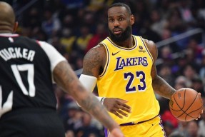 包含詹姆斯重返赛场，夺冠首场状态出色，中国队观众沸腾！再创辉煌时刻的词条