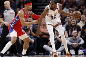 杜兰特在皇家马德里比赛中爆冷，出色防守引发热议！的简单介绍