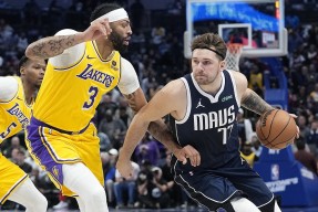 包含字母哥遭遇十五连败，独行侠教练面临压力！的词条