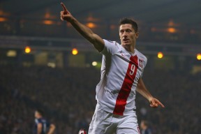 包含莱万多夫斯基爆冷击败加拿大队，出色防守引爆全场！的词条